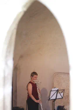 VoileDévoile - Cloître de St-Ursanne - Barbara Minder, flûte basse kingma augmentée - 2013 - Photo: Nicolas Meyer